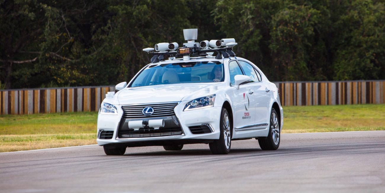 Toyota ha introdotto l'automobile-robot, in un salone che una volta 2 patente di guida luogo di