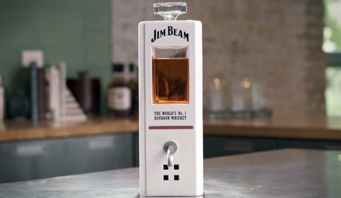 Jim Beam presentato «intelligente» decanter, наливающий di whisky