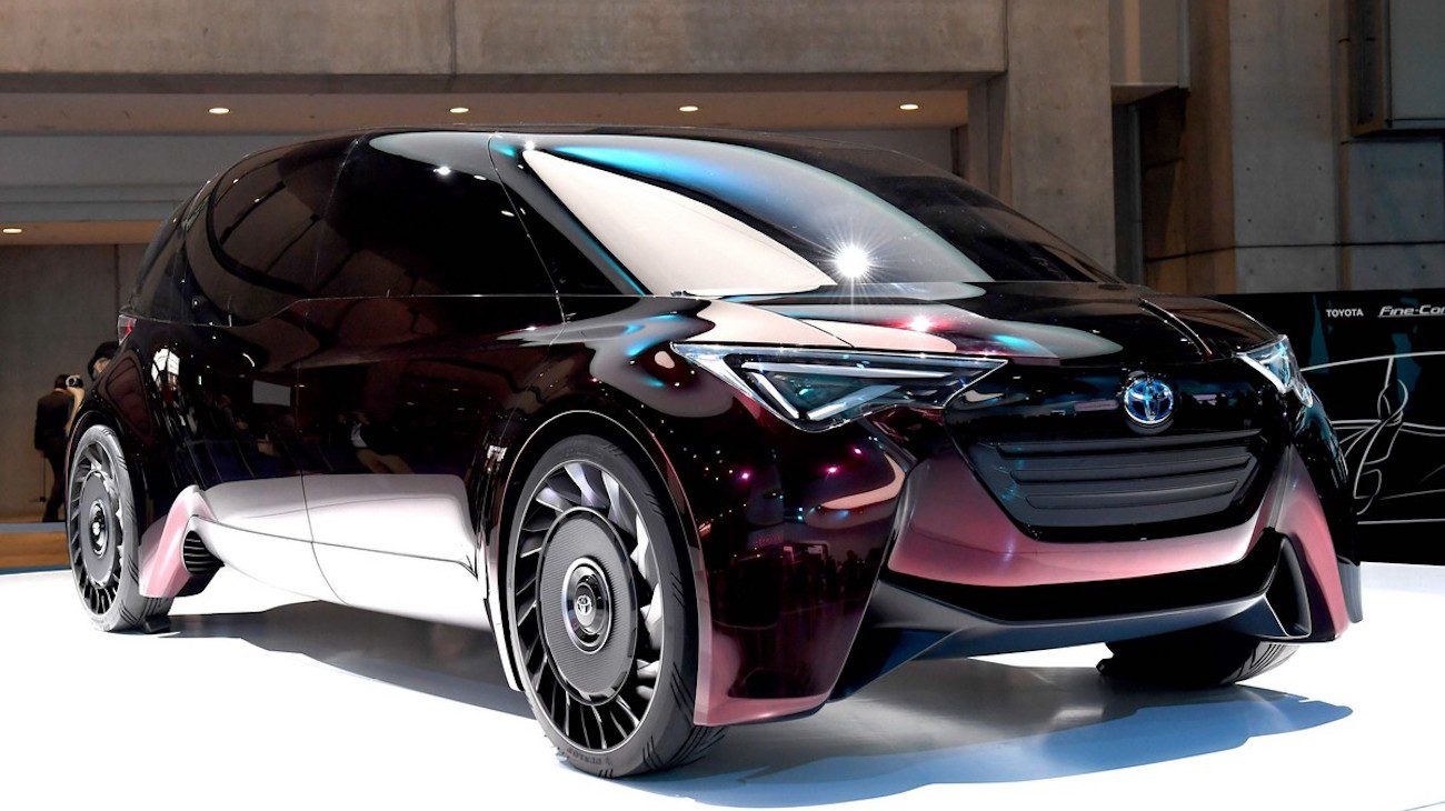 Toyota stellte das Auto auf Wasserstoff als Brennstoff mit luftlosen Reifen