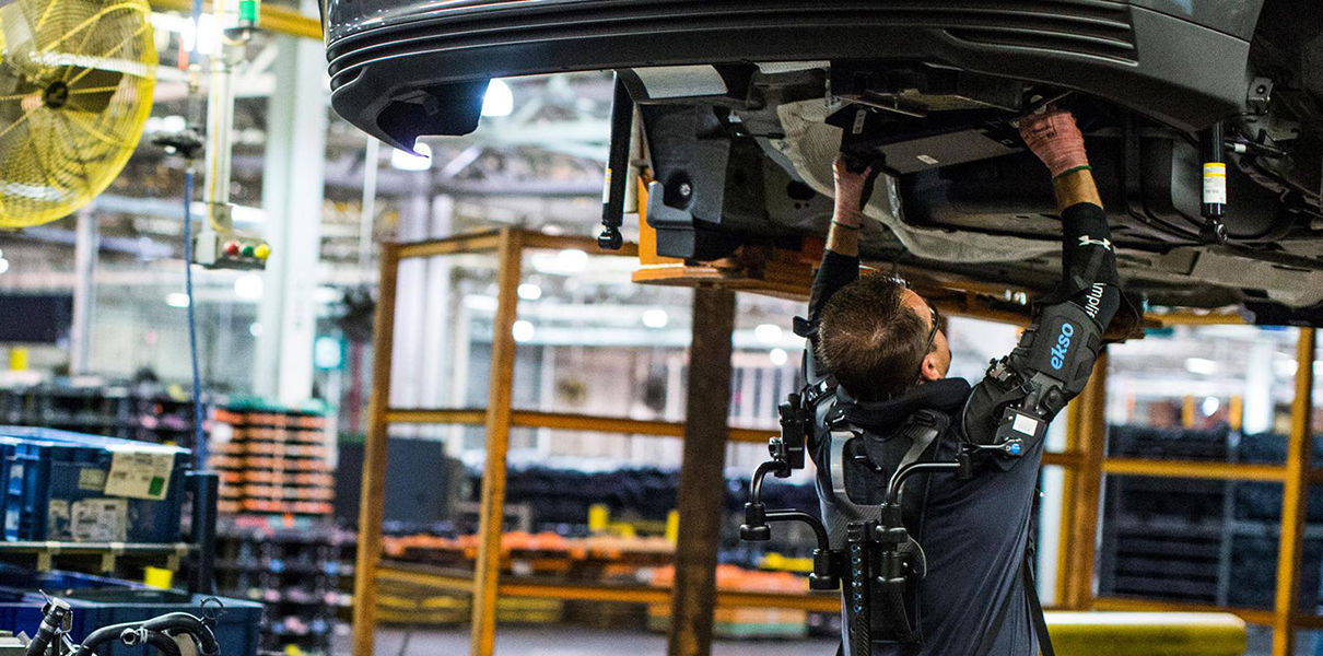 Die Arbeiter des Ford begann testen exoskelette