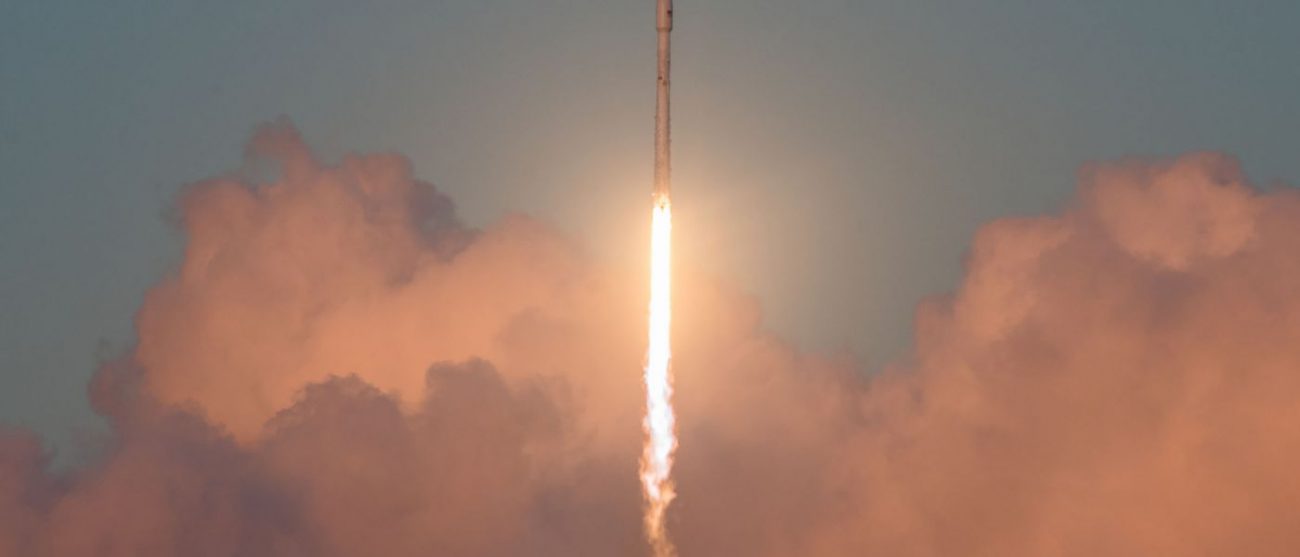 SpaceX erfolgreich startete fliegend zuvor eine Rakete Falcon 9 und Dragon LKW