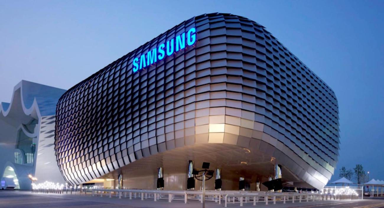 Samsung запатентувала розумний светр для підзарядки смартфона