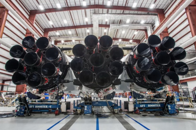Danach hat ilon Musk zeigte fast die gesammelten Verstärker Falcon Heavy