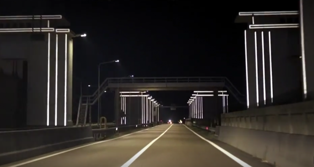 Damm in den Niederlanden beleuchtet ohne Strom