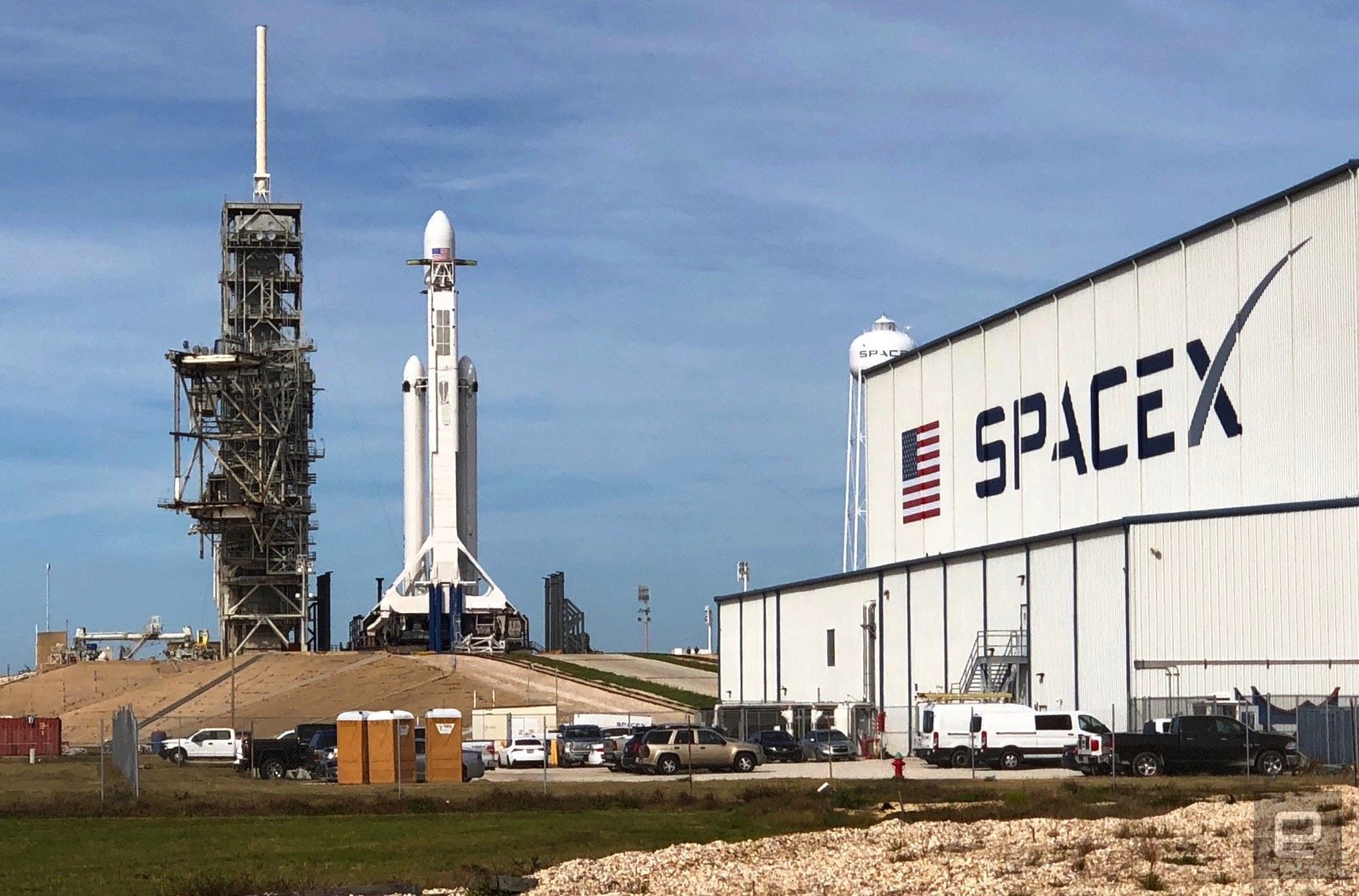 SpaceX lançou com sucesso сверхтяжелую foguete Falcon Heavy