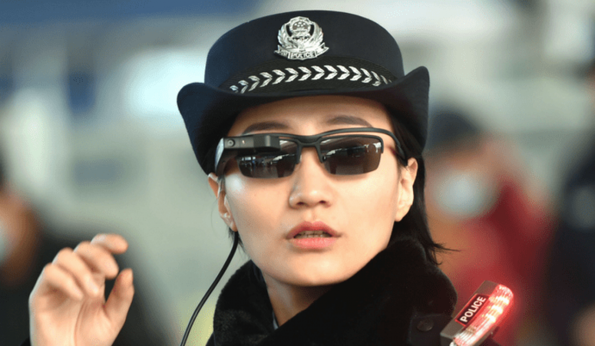 Chinois du chemin de fer de la police armé «lunettes intelligentes»