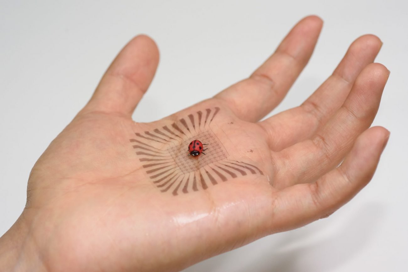 एक नए प्रकार के कृत्रिम इलेक्ट्रॉनिक त्वचा की अनुमति देता है महसूस करने के लिए स्पर्श