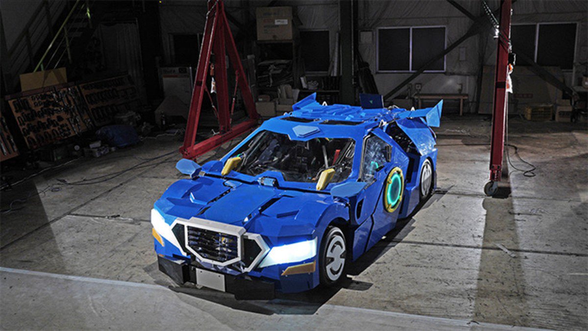 #video | Japanese transformer transforms from robot to car in a minute