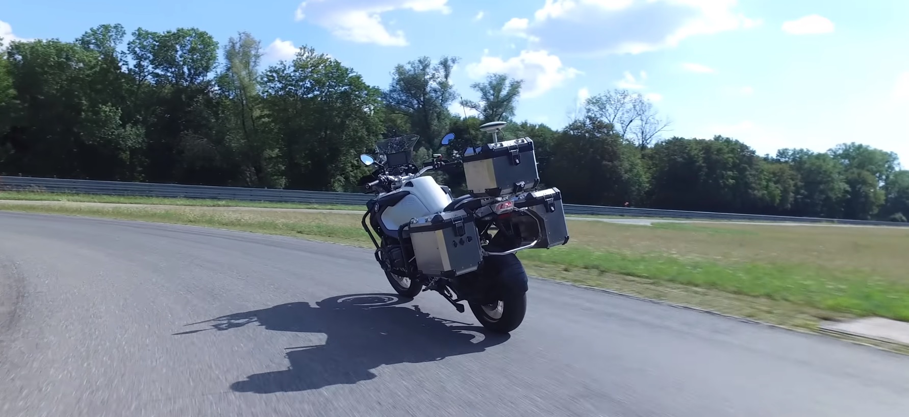 BMW作成した無人の二輪車の試験が新しいセキュリティシステム
