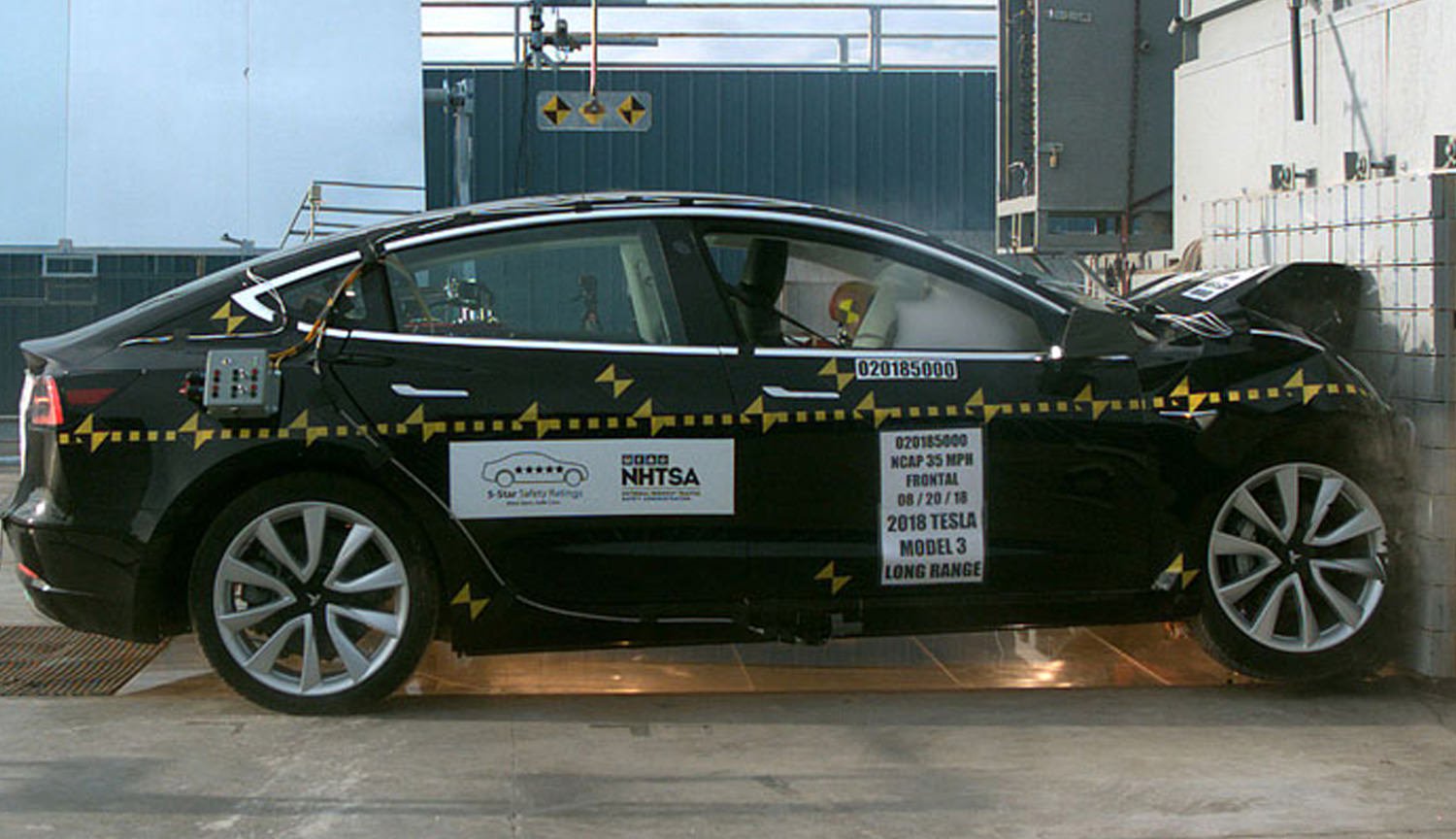 Video: spettacolare crash test auto elettriche a casa Tesla Model 3