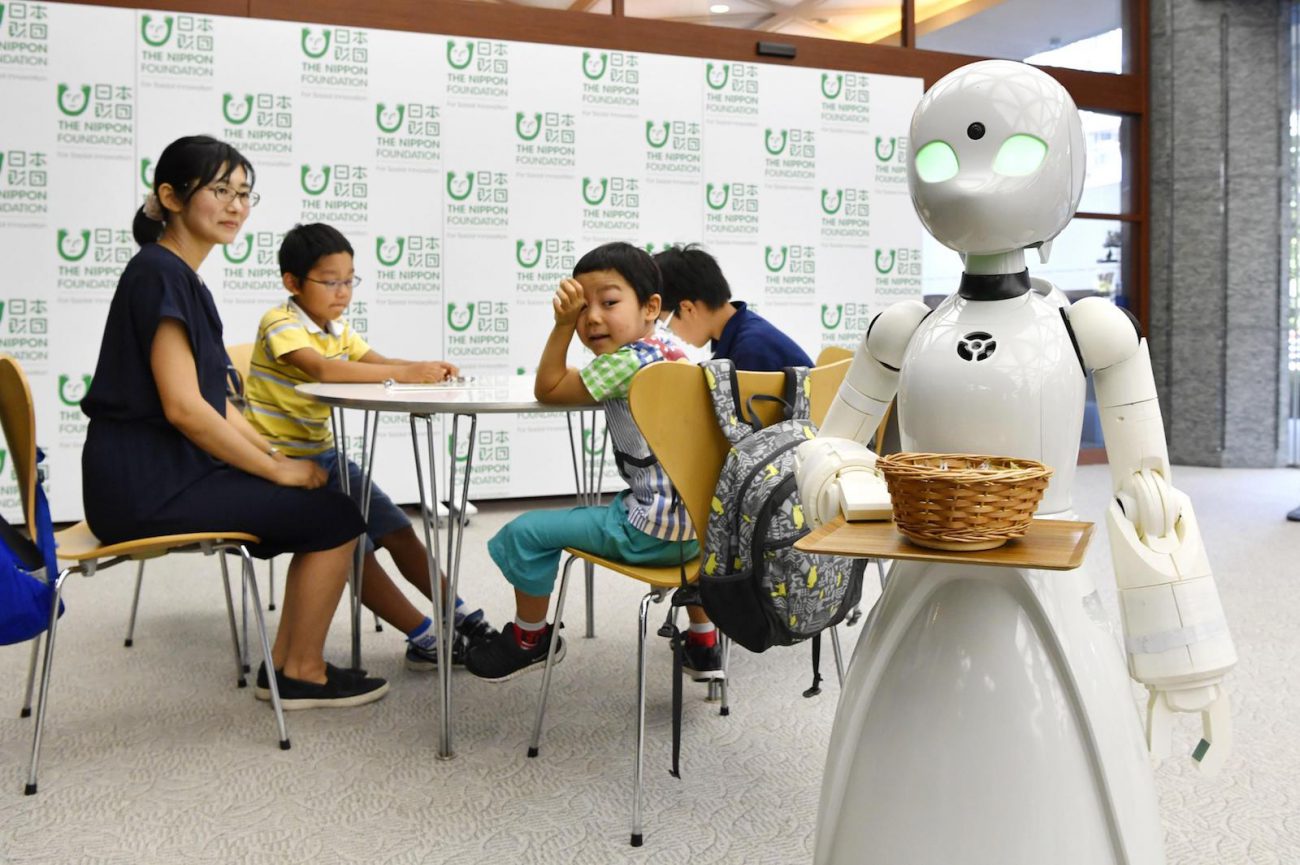 Le persone con disabilità possono controllare i robot-cameriere
