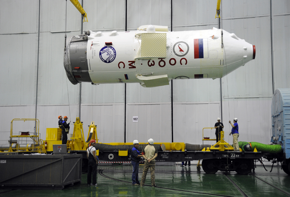ロシアでISSの宇宙飛行士が宇宙のために目視検査は、穴の中で