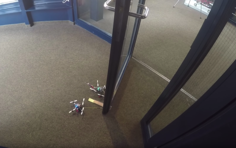 Piccoli droni possono aprire le porte a 40 volte più pesante di loro