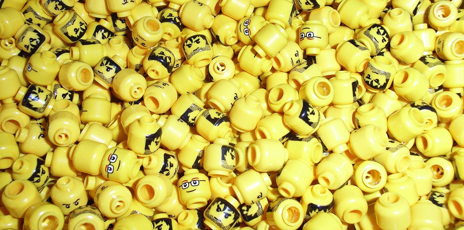 Que será, se a engolir a cabeça de um homem de LEGO?