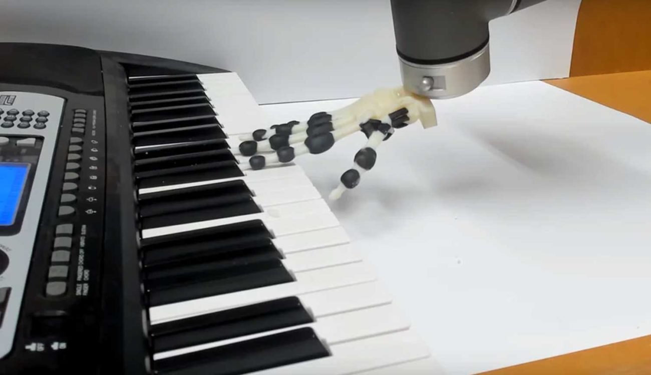 Kurulmuş bir robot el, piyano çalabilen bükmeden parmak