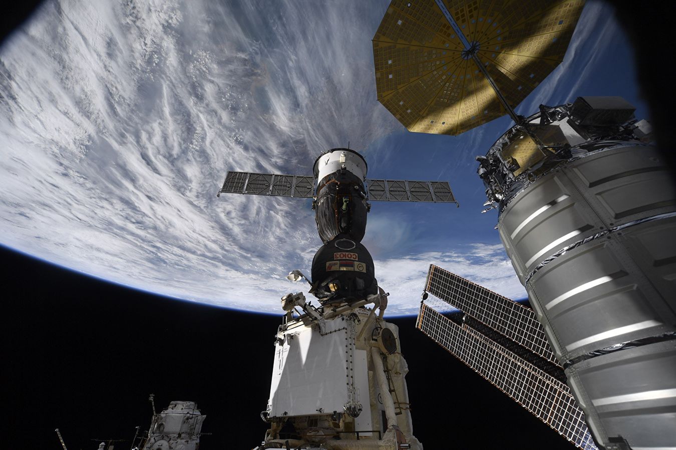 Les astronautes de l'ISS ont étudié le trou dans «l'Union» et ont recueilli des échantillons de la garniture autour d'elle