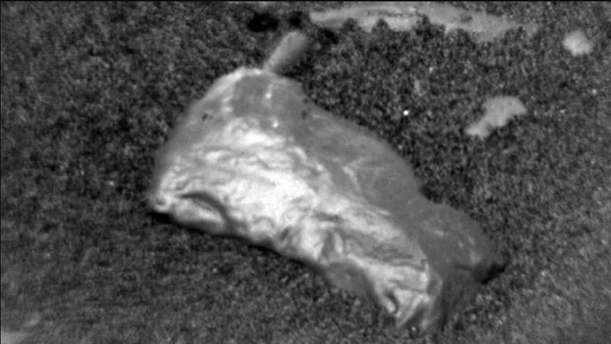 Le rover «Кьюриосити» découvert sur Mars insolite objet brillant