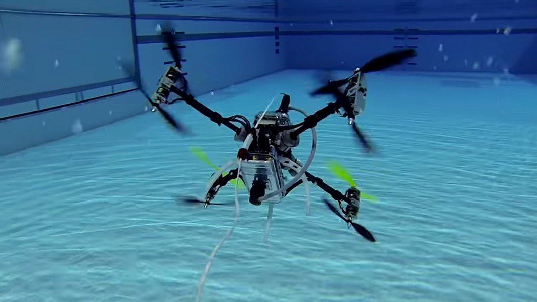 Este drone drone é capaz de voar e nadar debaixo de água... 