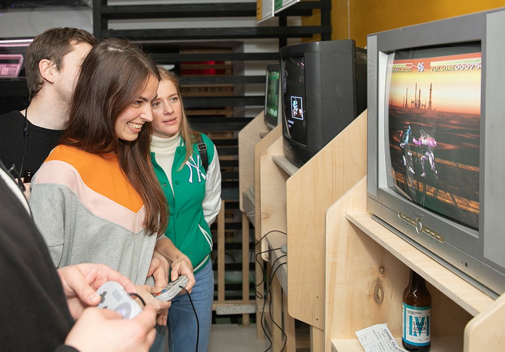 ロシアでは初の大会は、昔ながらのビデオゲーム