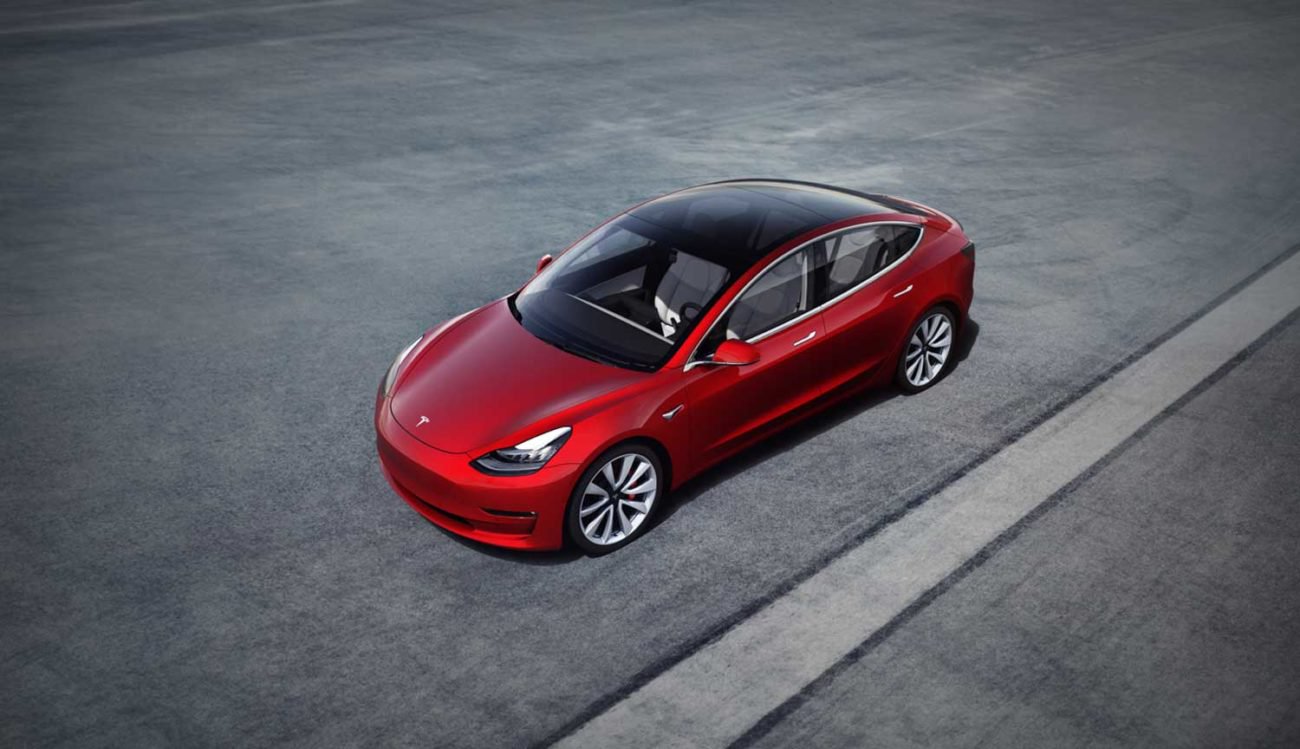 Tesla ha aumentato la sicurezza dei loro veicoli semplicemente cambiando i fari