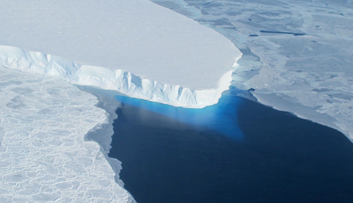 Pod lodowcem Туэйтса znaleźli 300-metrową jamy: czym ona jest niebezpieczna?