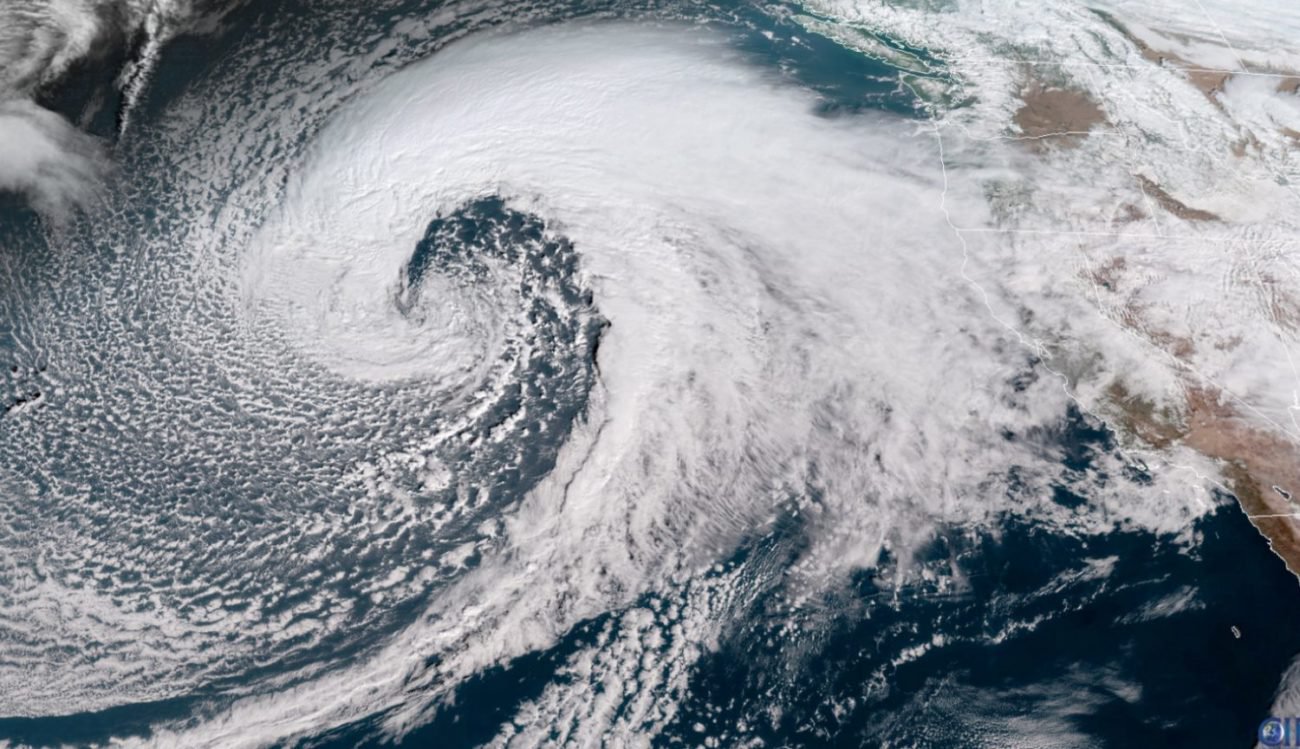 Satelity utrwaliły się sztorm, który podnosi 17-metrowe fale na oceanie Spokojnym