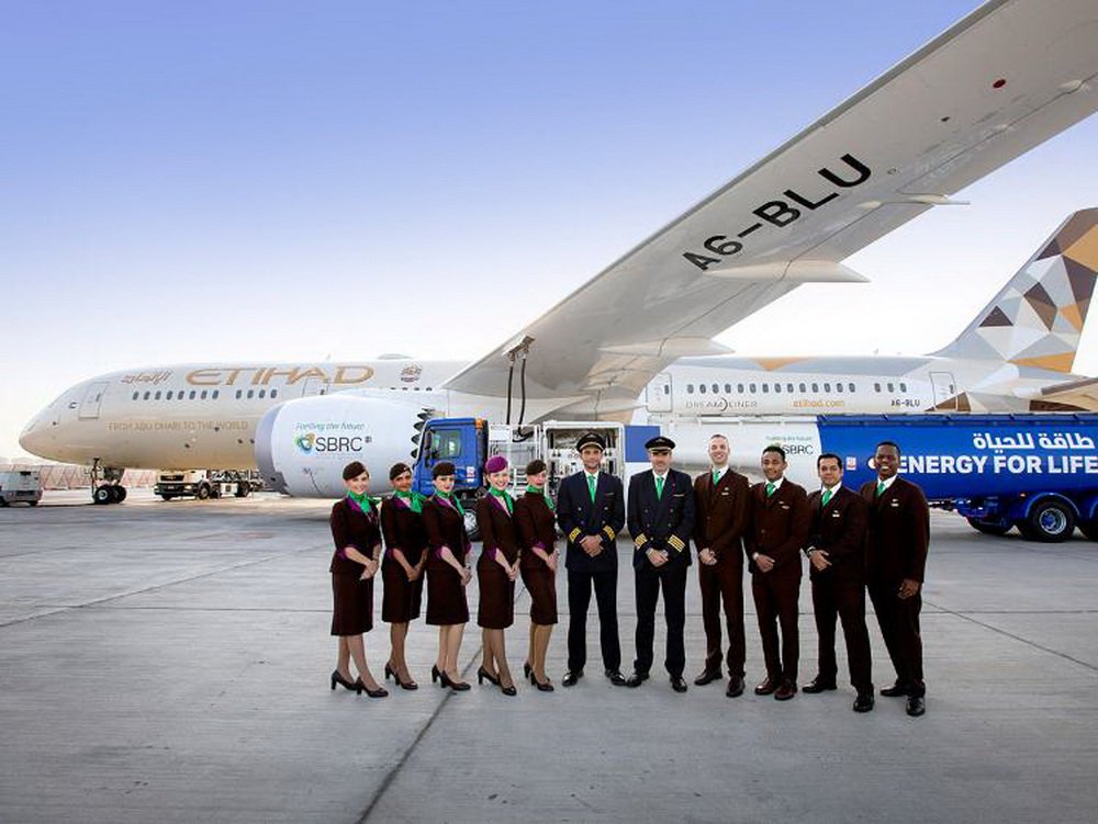 La compagnie des ÉMIRATS arabes unis a fait le premier vol commercial de l'avion, travaillant sur les biocarburants