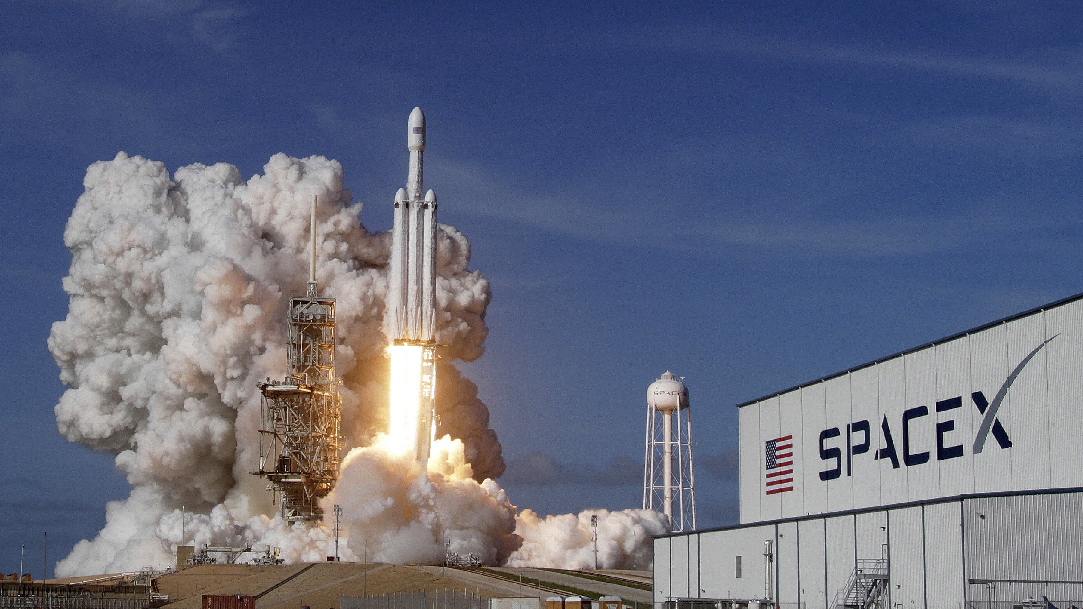 Илон Musk y SpaceX demandando a la NASA