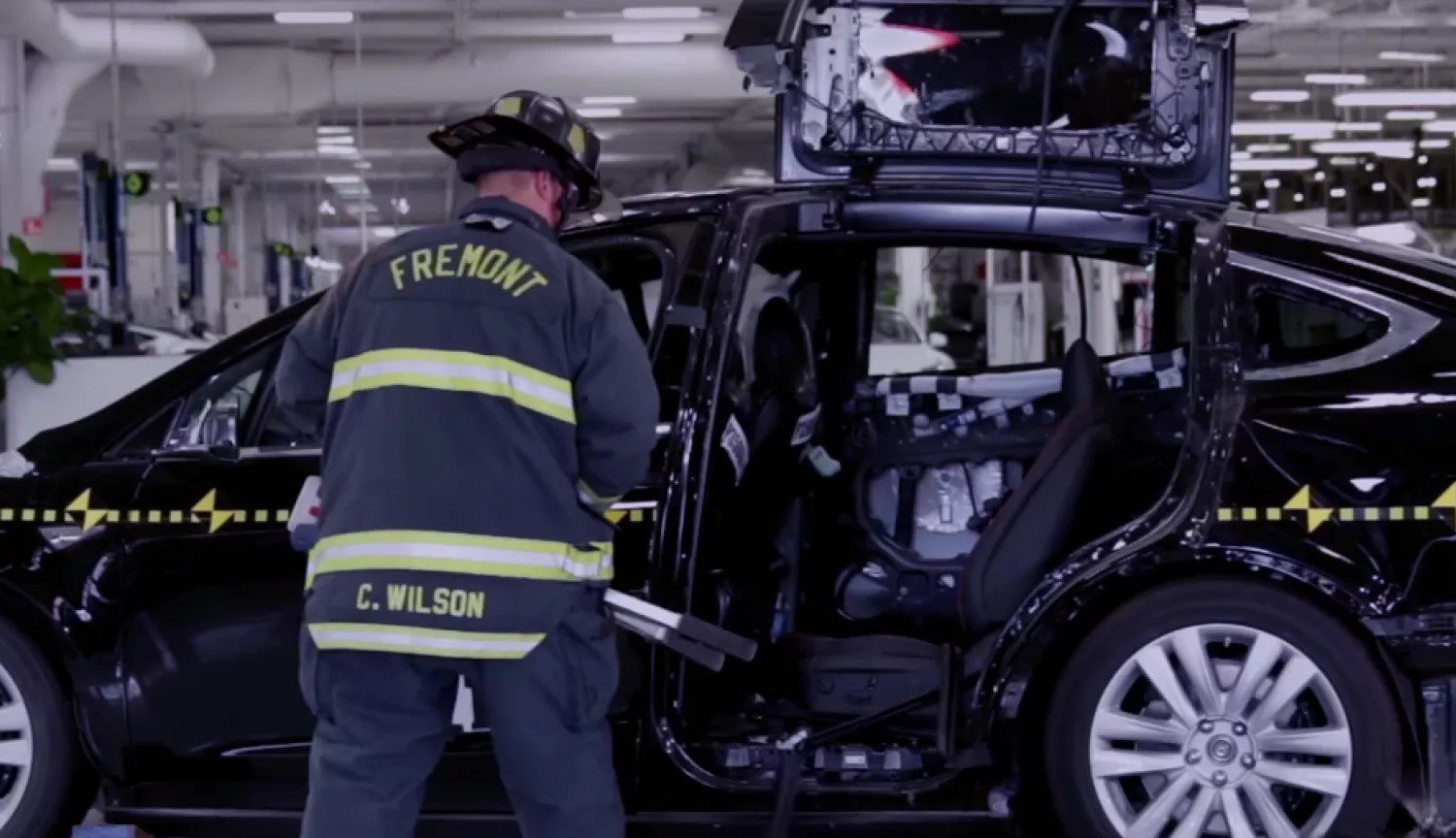 Adı önemli özelliği Tesla Model 3, yetenekli hayatlarını kurtarmak için sürücüler