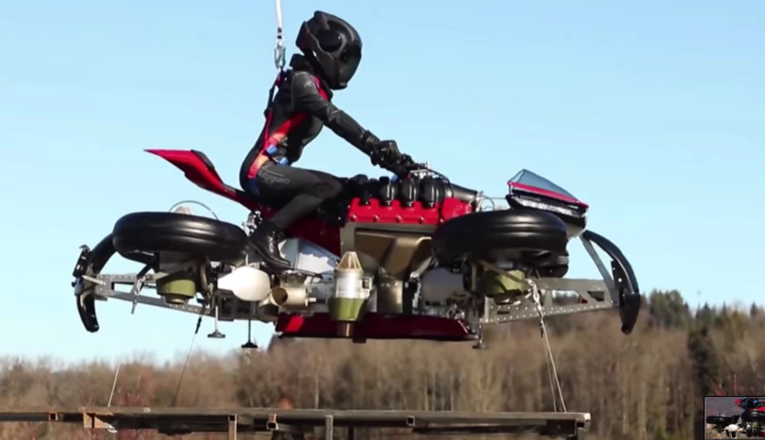 #vidéo | Projet volant d'une moto Lazareth réel — il est monté sur le pied de la hauteur