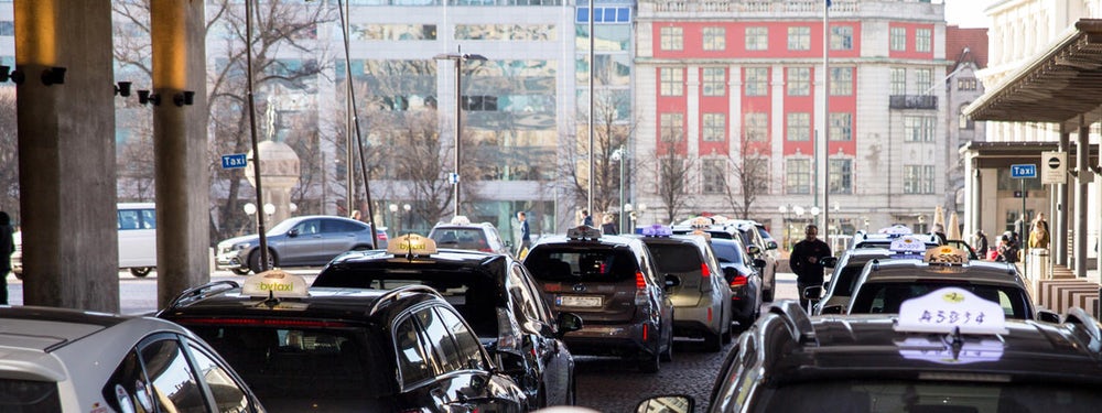 Na capital da Noruega instalam sem fio estação de carregamento para o táxi