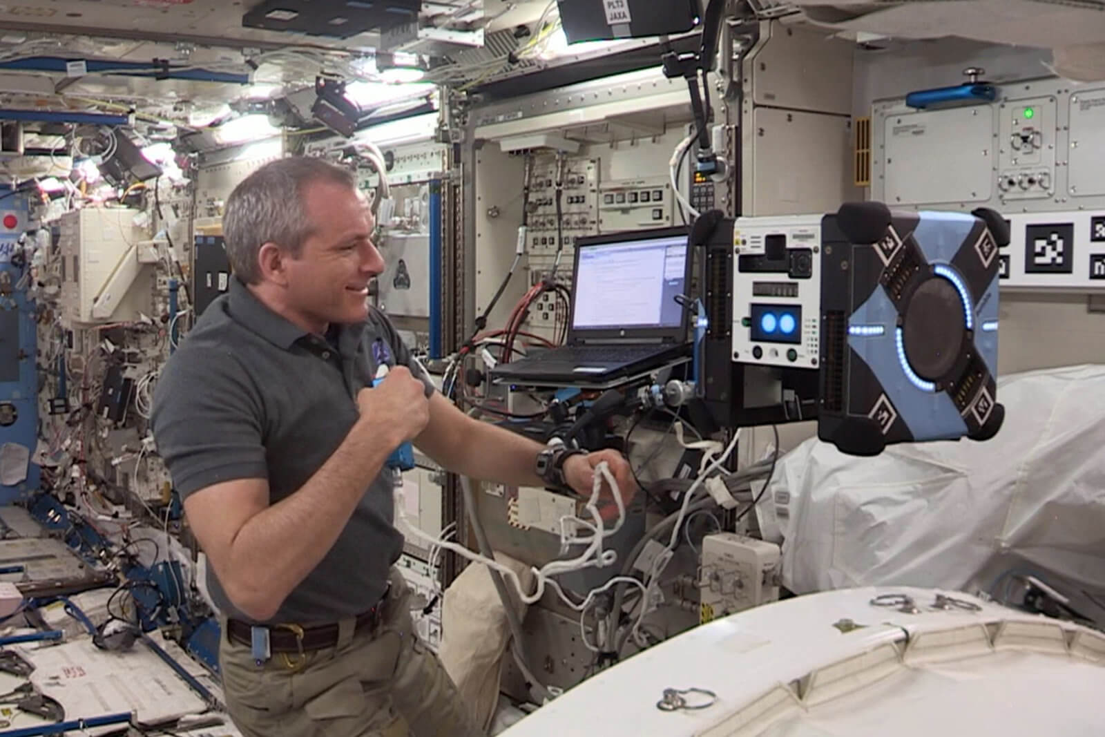 #video | Sul bordo della ISS hanno superato i primi test di volo del robot-ape «Bumble»