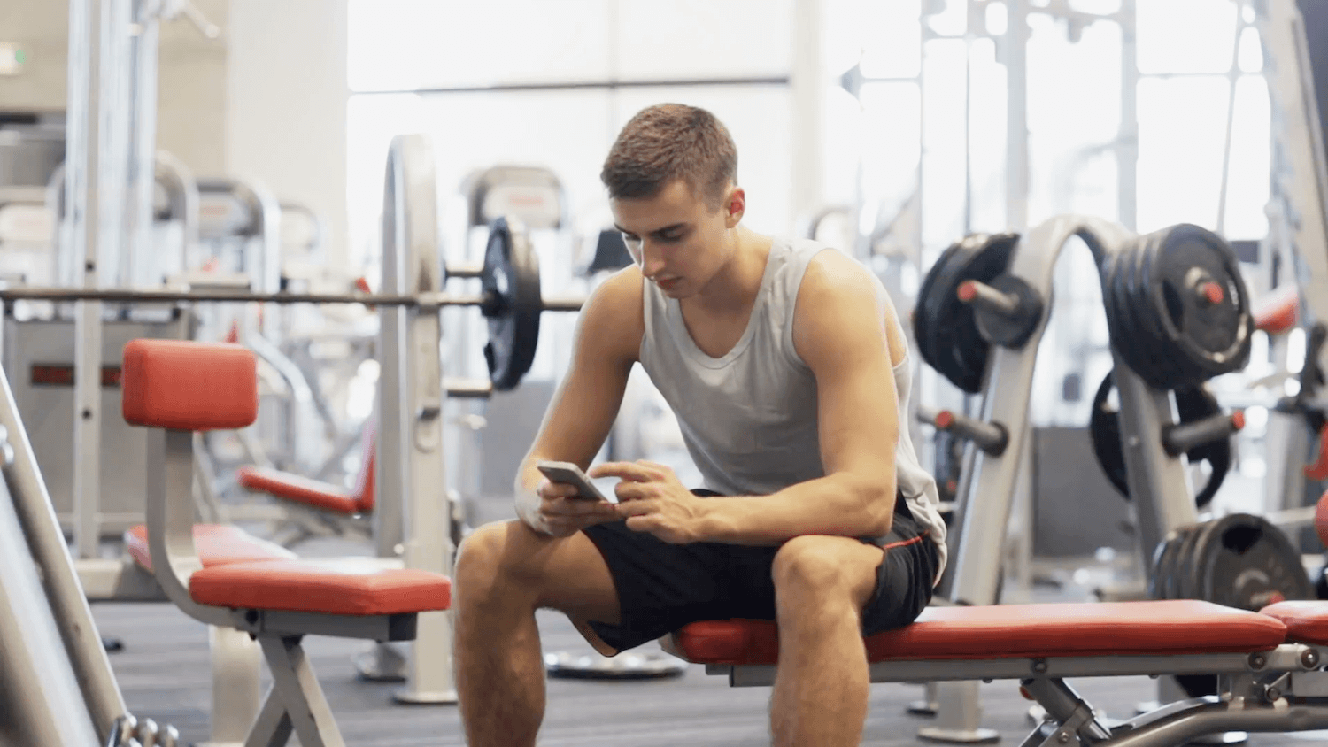 Чому краще залишати телефон у роздягальні при заняттях спортом