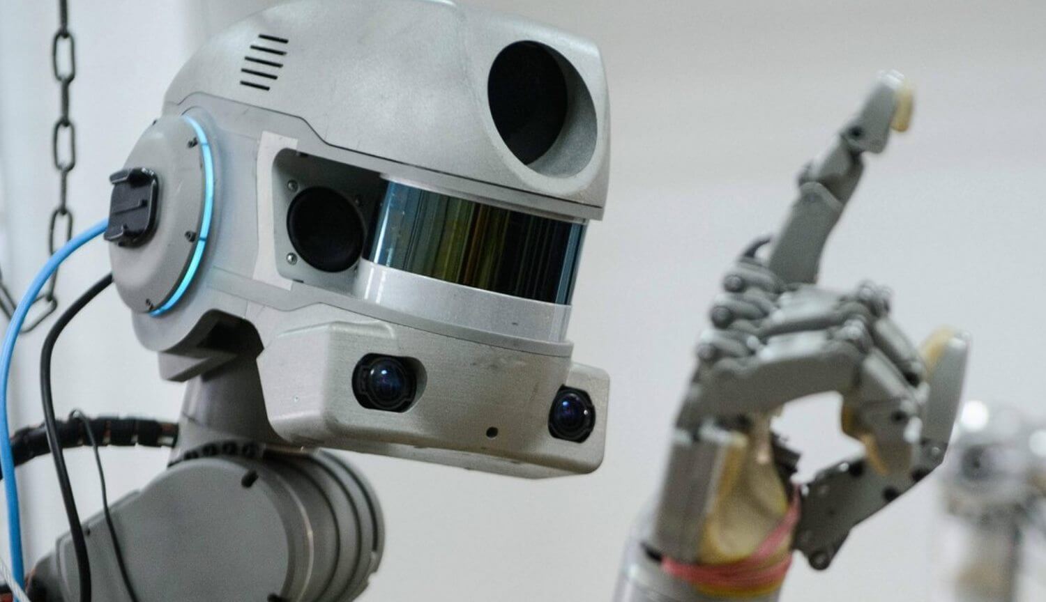 Der russische Roboter FEDOR gebeten, ihm den Namen zu tauschen und startete Twitter