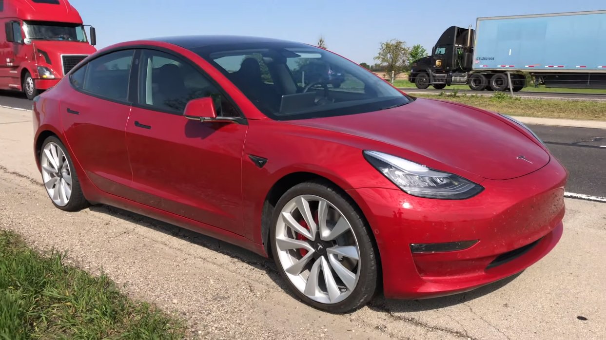 Sostituzione di una ruota sulla Tesla Model 3 costerà...