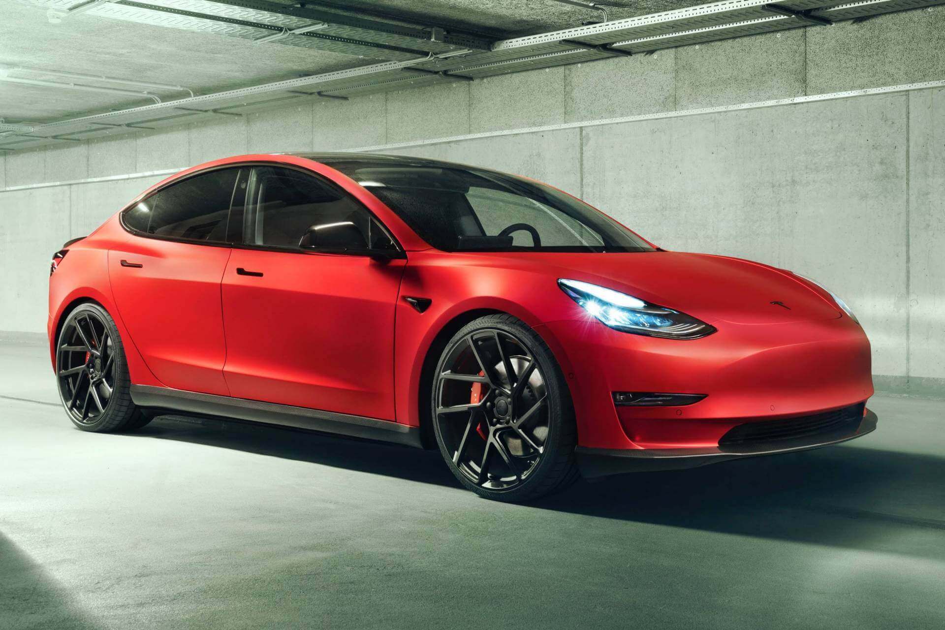 Автомобиль Tesla үйренді мініп бойынша парковкам жүргізушісіз