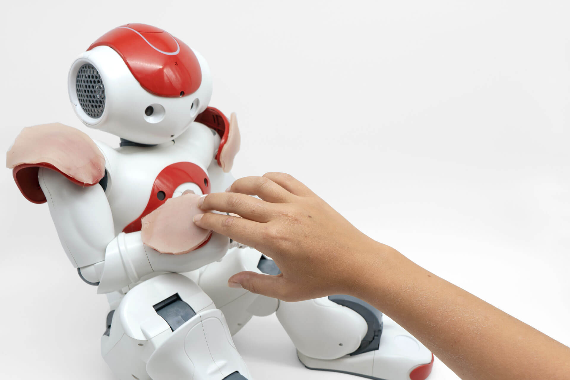 皮革、设计的智能手机和人形机器人响应触摸