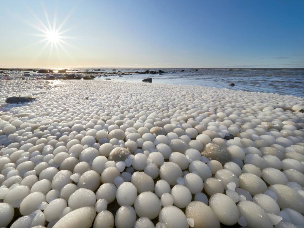 #vídeo | Por que os lagos são formados de gelo em forma de bolas de futebol?