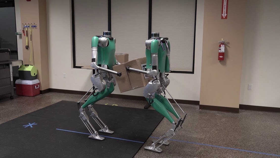 المنافس الرئيسي بوسطن ديناميكس تعلمت أن العمل مع الروبوتات الأخرى. انظر لنفسك