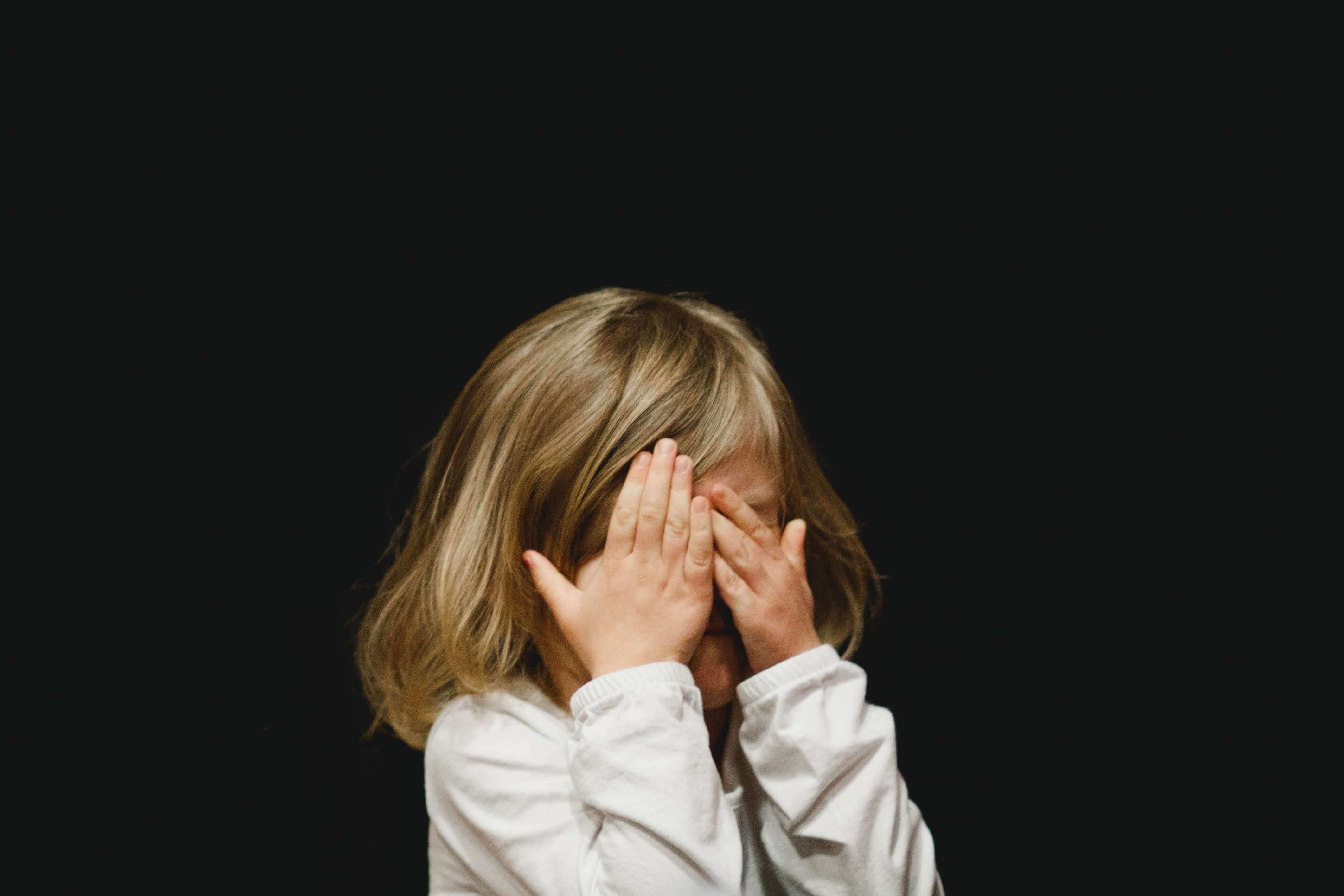 الأطفال قادرون على أن تأتي بسرعة مع لغة الإشارة الخاصة بهم