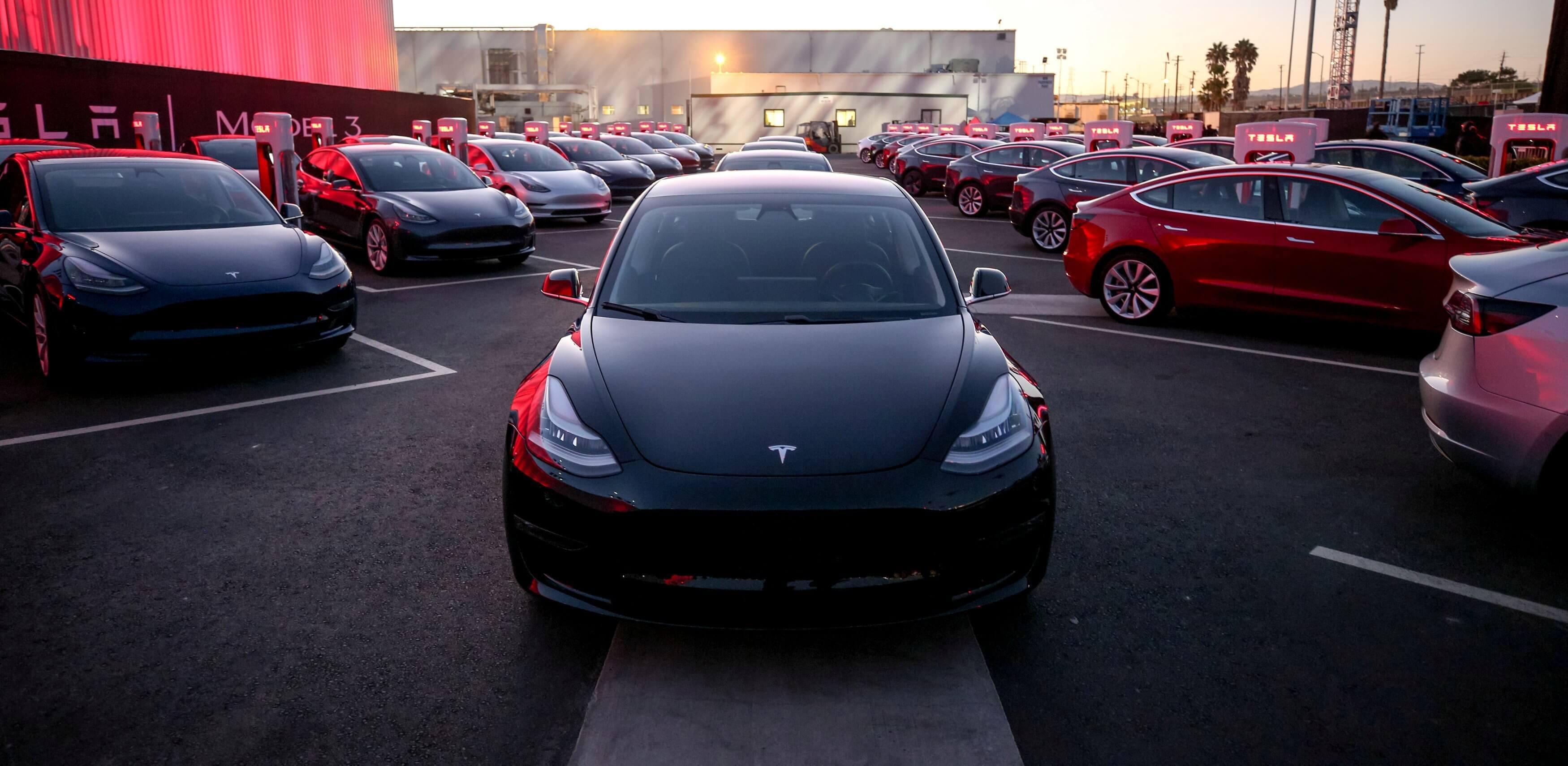 #film | Pojazd Tesla nauczył się rozmawiać z pieszymi