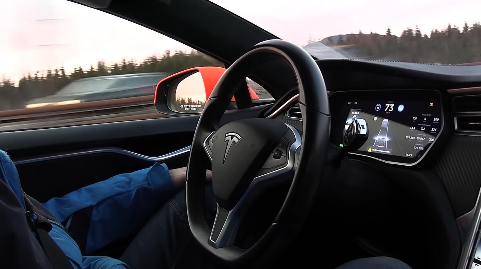 Tesla de forma remota apagó el piloto automático en el Model S después de la reventa del vehículo