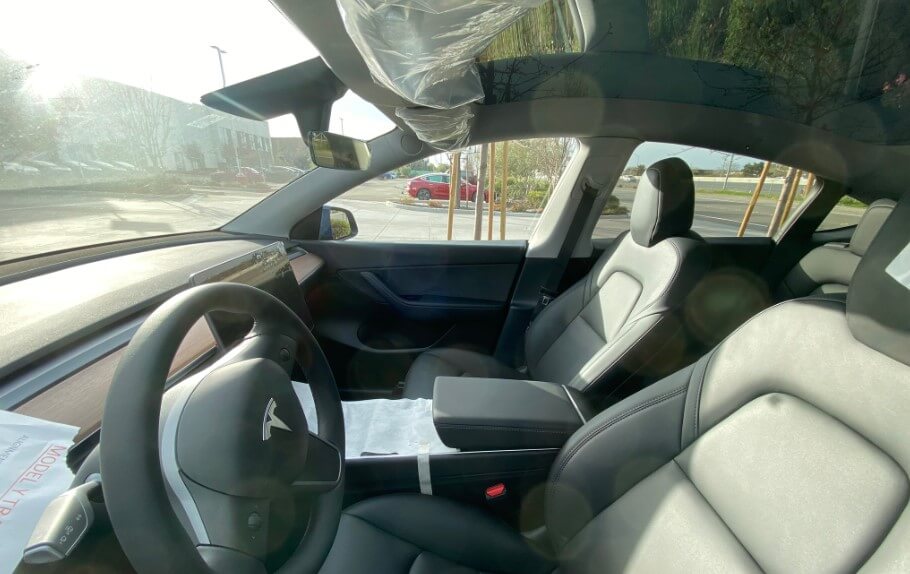 Pierwsze zdjęcia wnętrza Tesla Model Y — czym to się różni od Model 3?