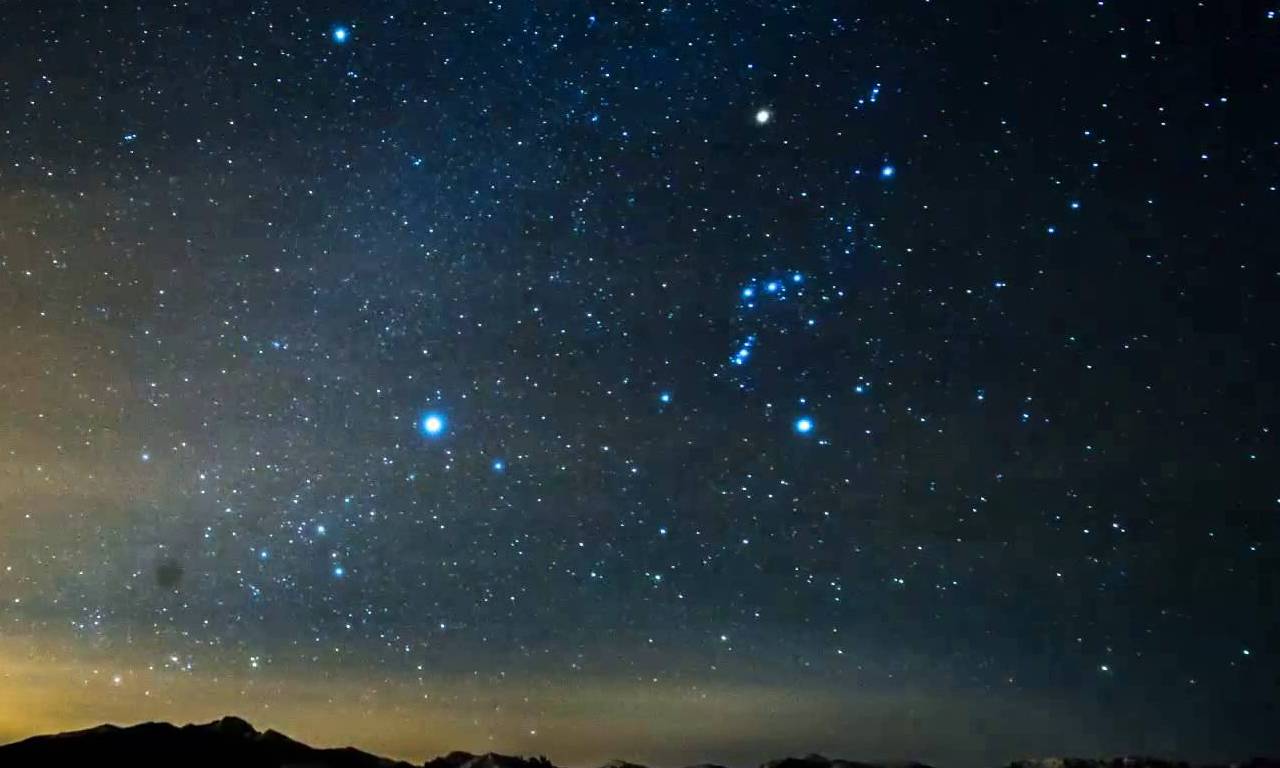 一个明亮的恒星距离不远的地球是由宇宙尘埃云