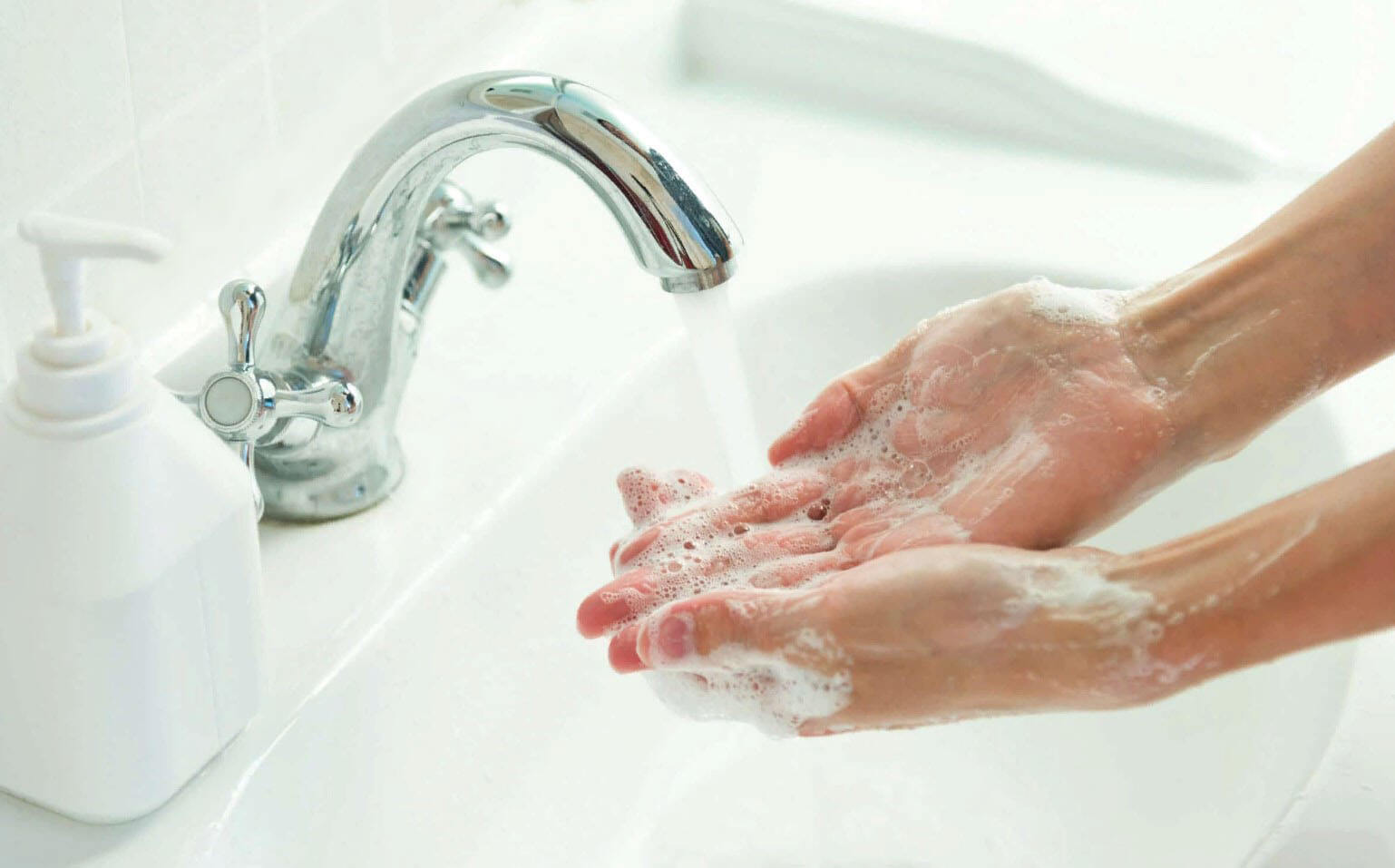 Cómo funciona el gel limpiador de manos?