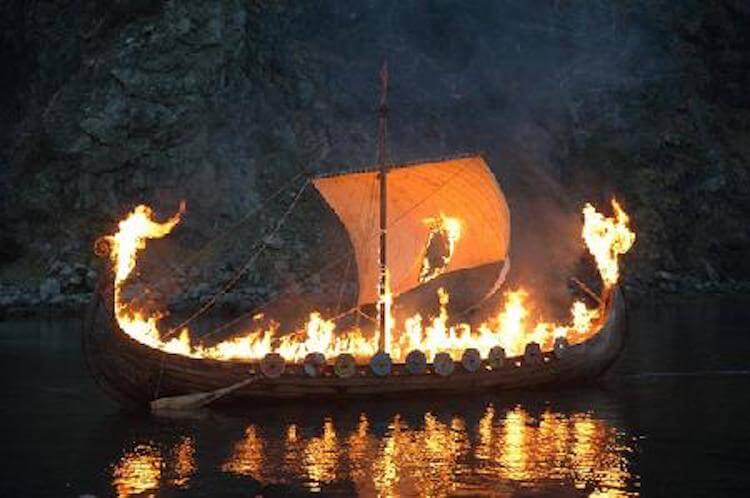 El barco vikingo estuvo bajo la tierra por 1.000 años. Ahora lo quieren sacar.