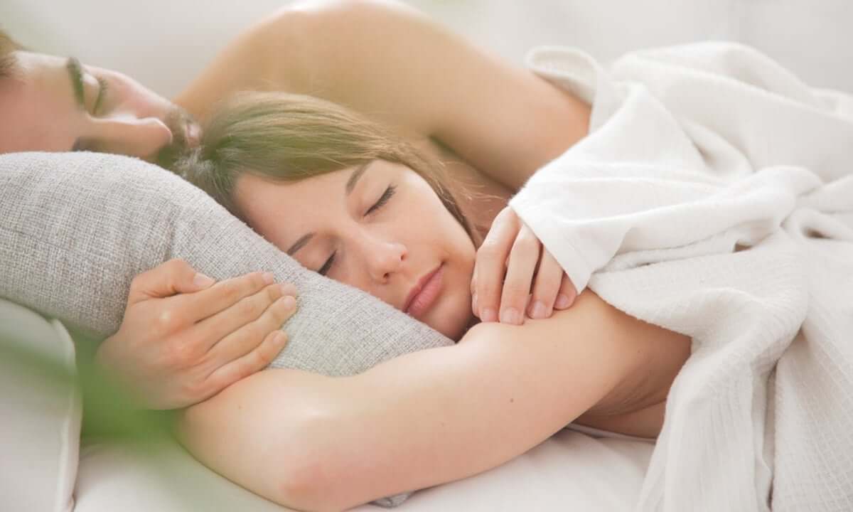 Como la noche en la misma cama con la pareja afecta el sueño?
