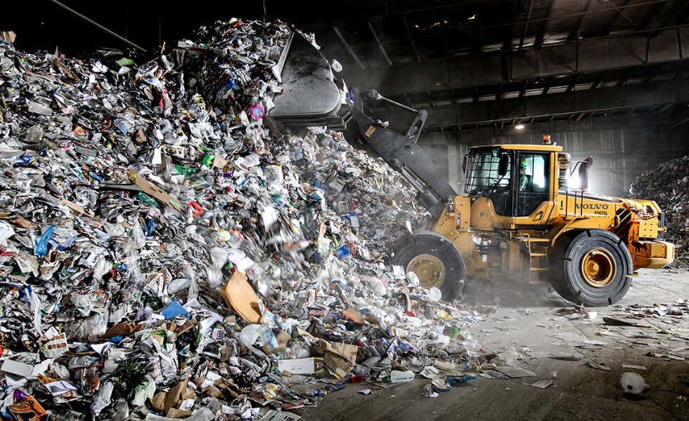 كم النفايات البلاستيكية تصل إلى الأرض في عام 2040?