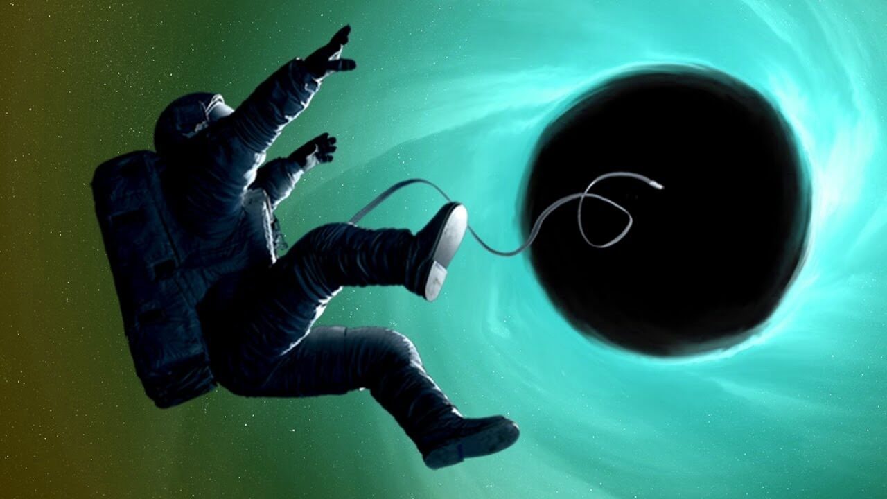 Que va, si caer en un agujero negro?
