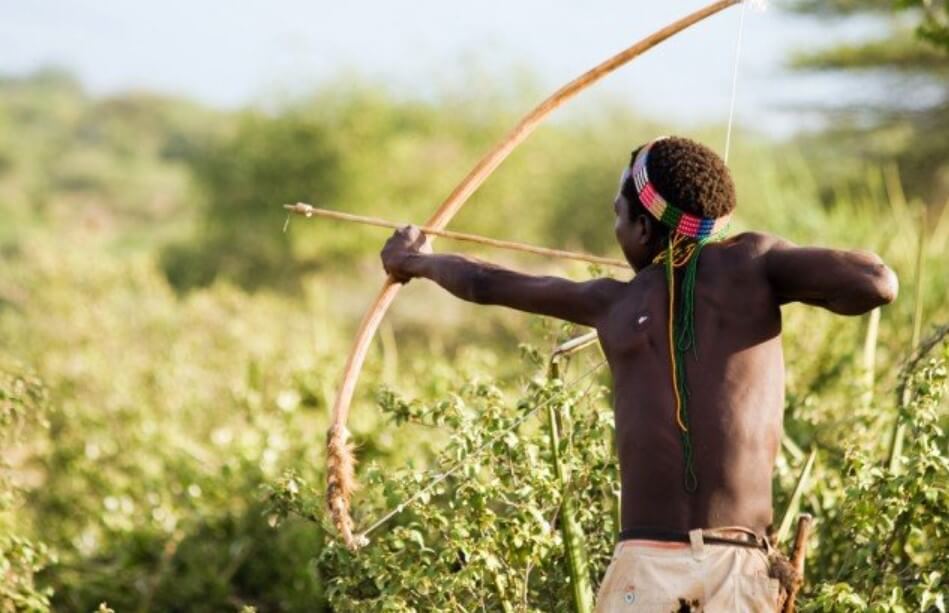 Коли люди почали використовувати отруйні стріли для полювання?
